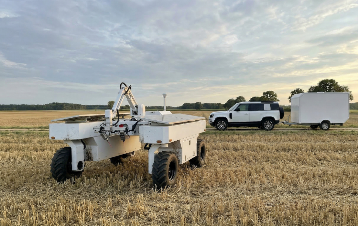 BCU und FarmBot auf Getreidefeld